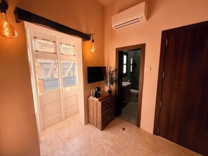 Een haardroger, handdoeken