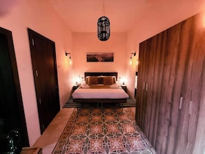 1 slaapkamer, een strijkplank/strijkijzer, wifi, beddengoed