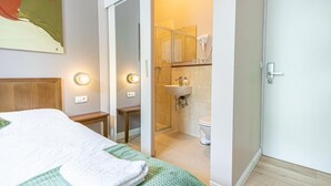 Dusj, hårføner, håndklær og såpe