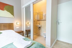 Haartrockner, Handtücher, Seife, Shampoo