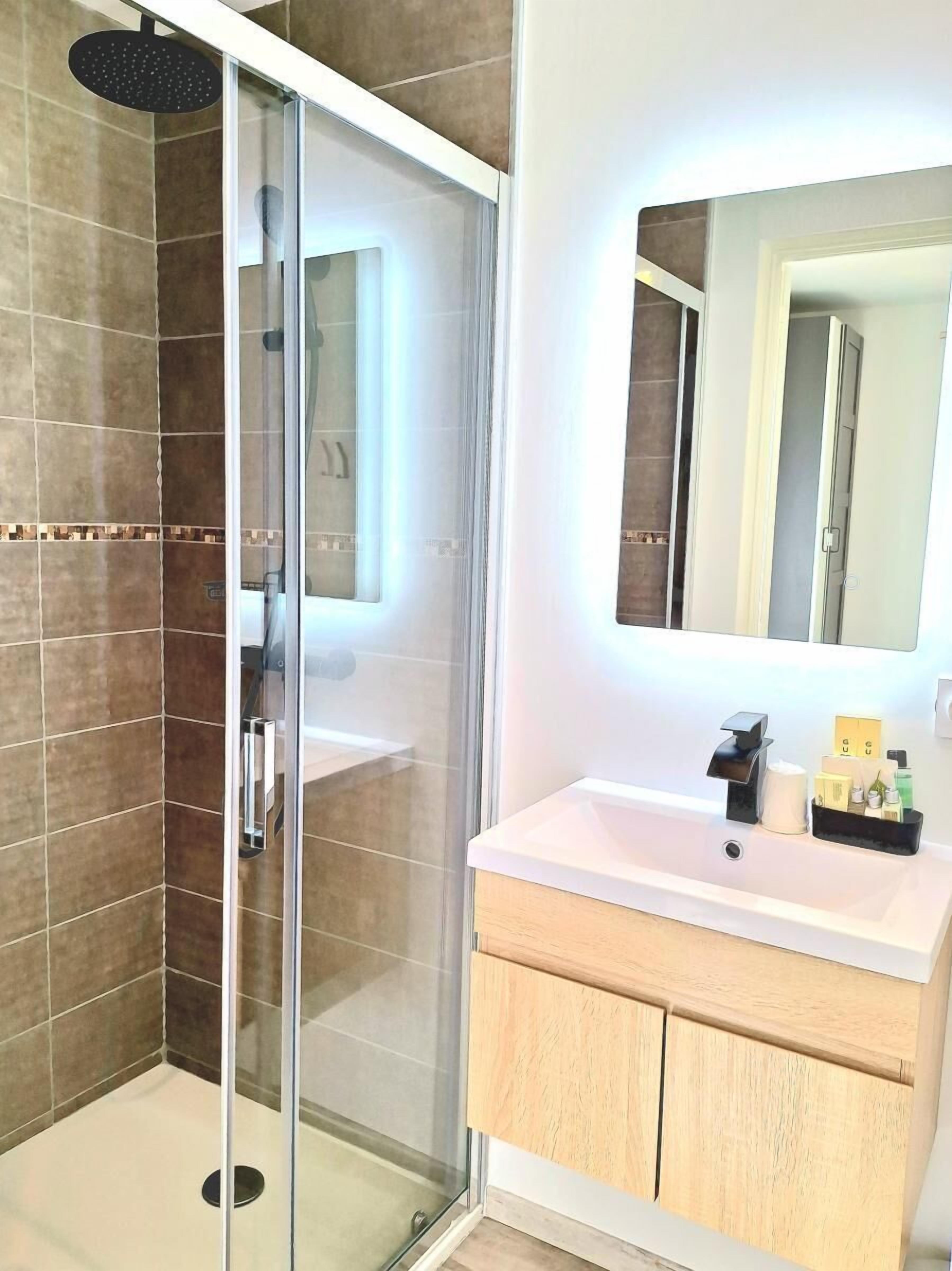 Een haardroger, handdoeken