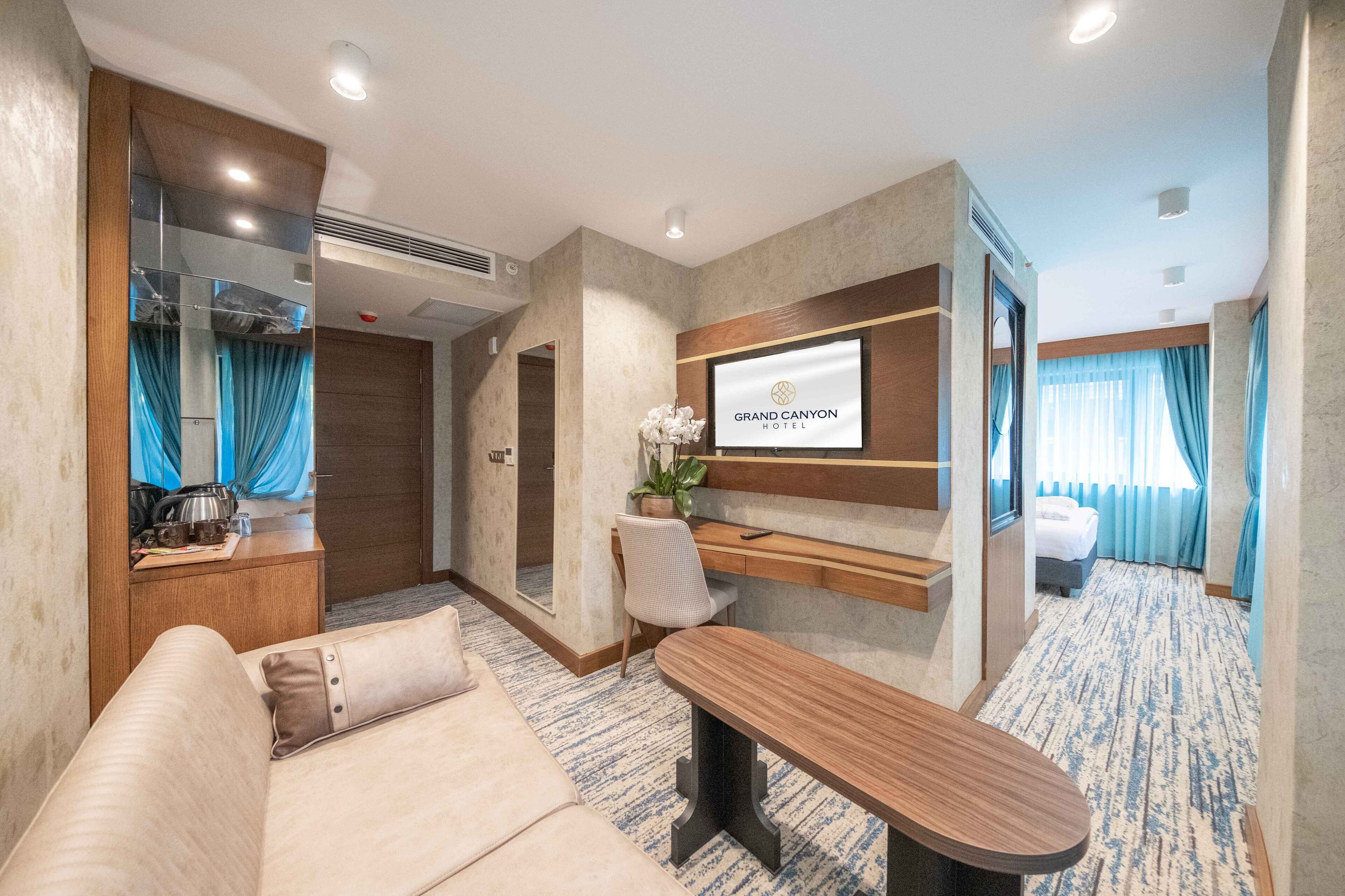 Suite | Minibar, in-room safe, blackout drapes, soundproofing