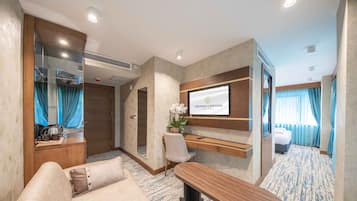 Minibar, caja de seguridad en la habitación y escritorio