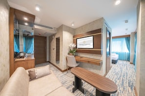 Suite | Minibar, in-room safe, desk, laptop workspace