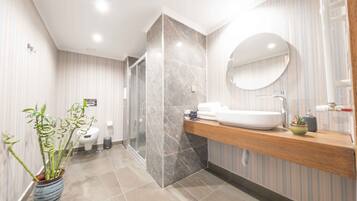 小型套房 | 浴室 | 淋浴设施、吹风机、拖鞋、毛巾