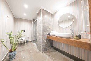 Junior-Suite | Badezimmer | Dusche, Haartrockner, Hausschuhe, Handtücher