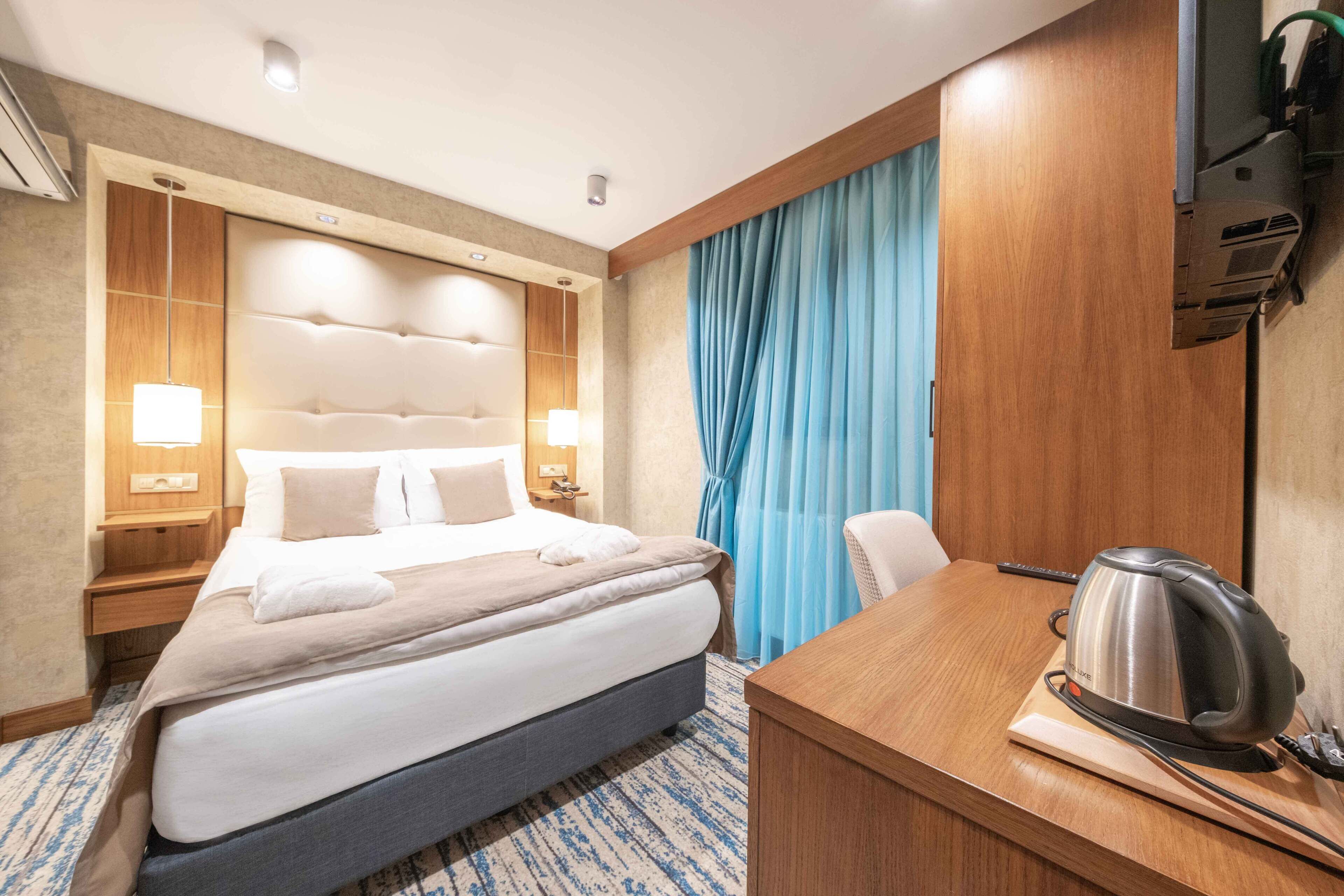 Economy Double Room | Minibar, in-room safe, blackout drapes, soundproofing