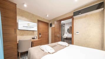 Habitación doble económica | Minibar, caja de seguridad en la habitación y escritorio