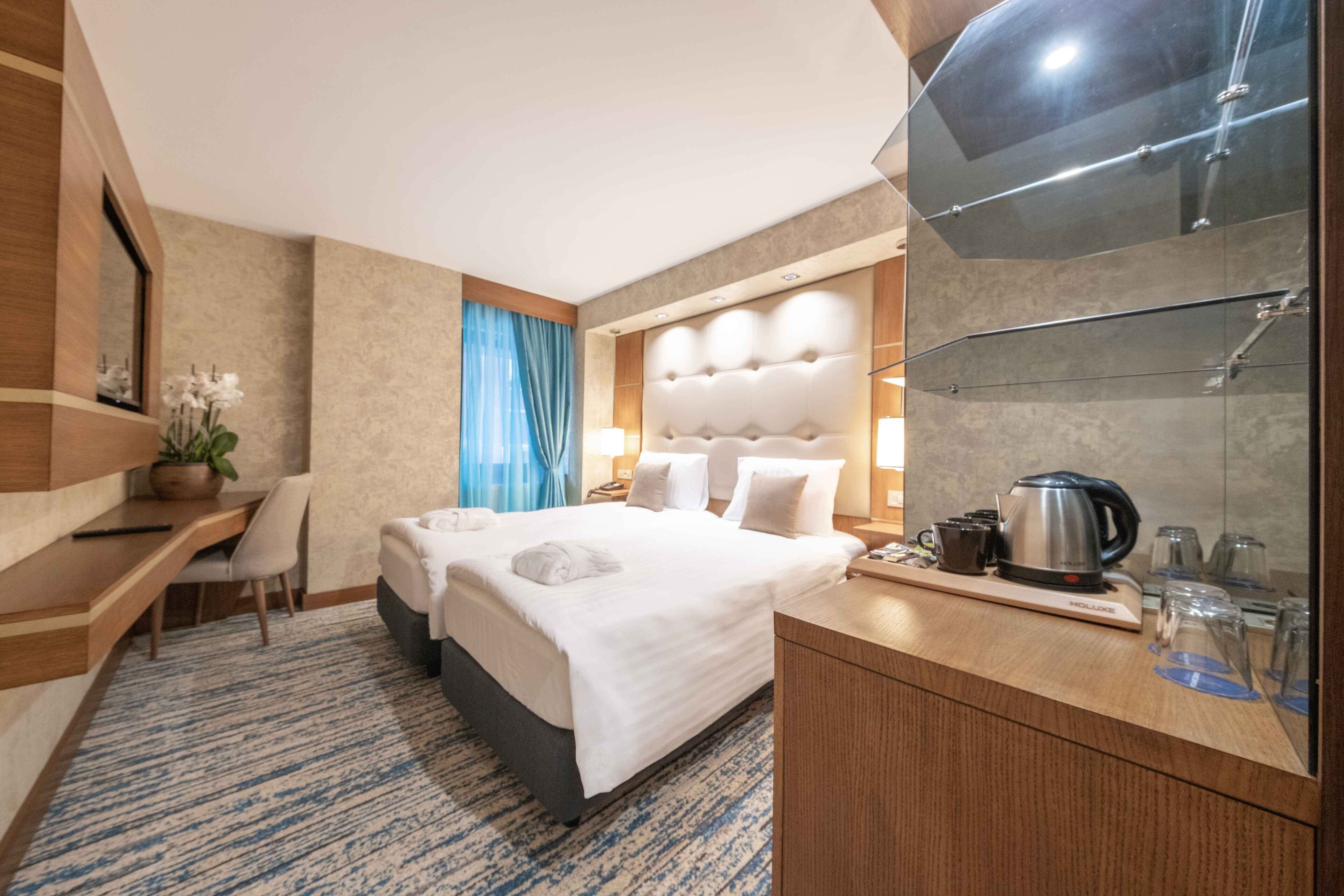 Standard Twin Room | Minibar, in-room safe, blackout drapes, soundproofing