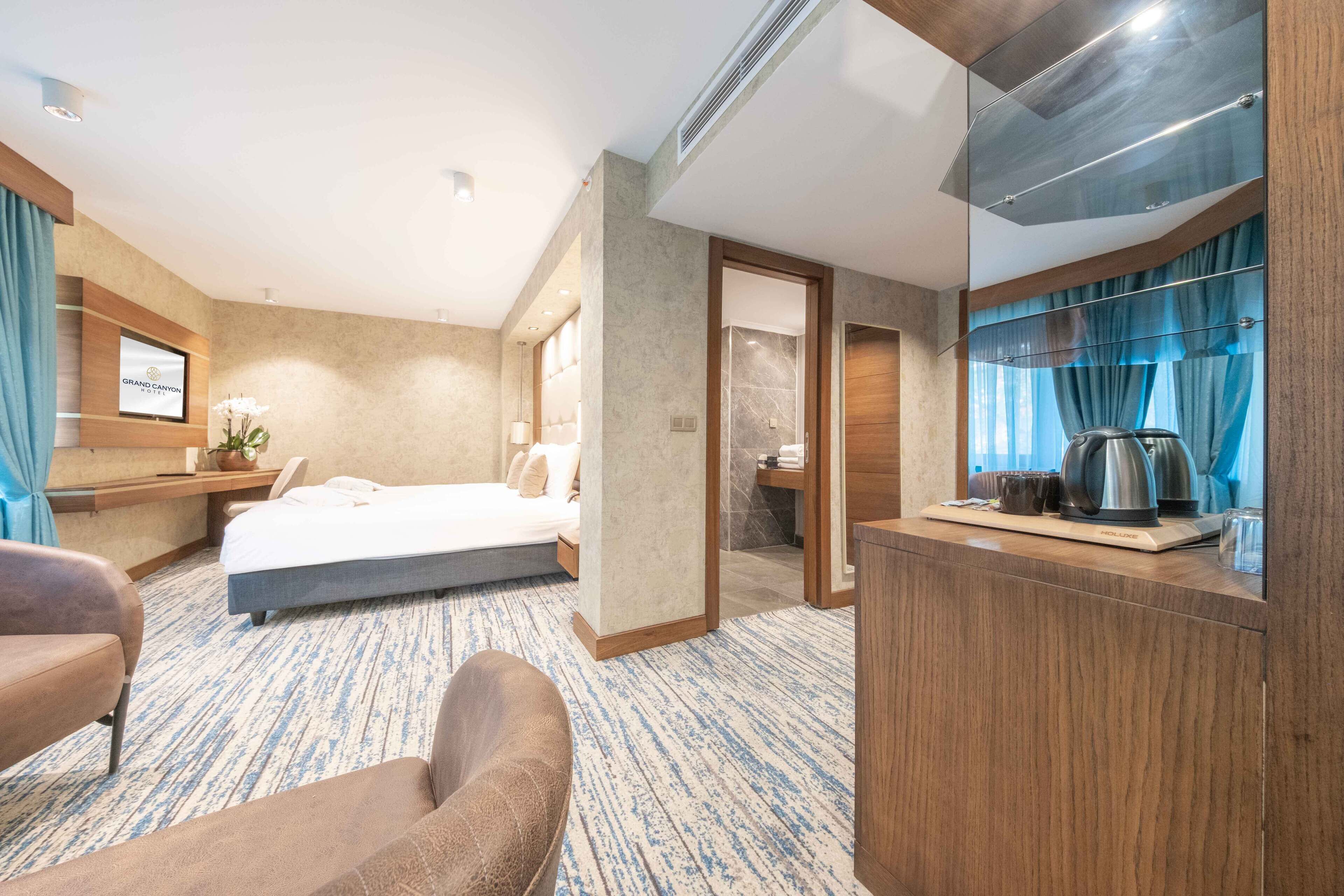 Junior Suite | Minibar, in-room safe, blackout drapes, soundproofing