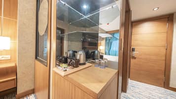 Minibar, caja de seguridad en la habitación y escritorio