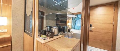 Quarto duplo standard | Frigobar, cofres nos quartos, escrivaninha