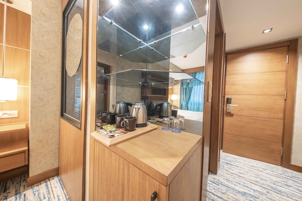 Minibar, caja de seguridad en la habitación y escritorio