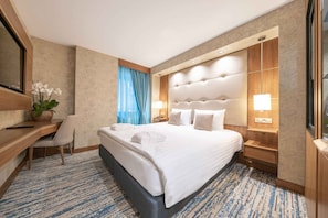 Standard Double Room | Minibar, in-room safe, desk, laptop workspace