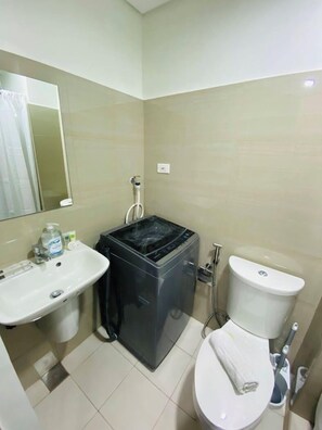 Appartamento Standard | Bagno | Doccia, set di cortesia gratuito, asciugamani, sapone