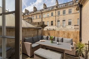 Outdoor dining - Crescent Mews Apartment (Bath)