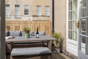 Outdoor dining - Crescent Mews Apartment (Bath)