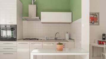 KĂŒhlschrank, Mikrowelle, Ofen, Herdplatte