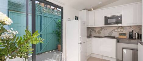 Réfrigérateur, micro-ondes, cafetière/bouilloire, grille-pain