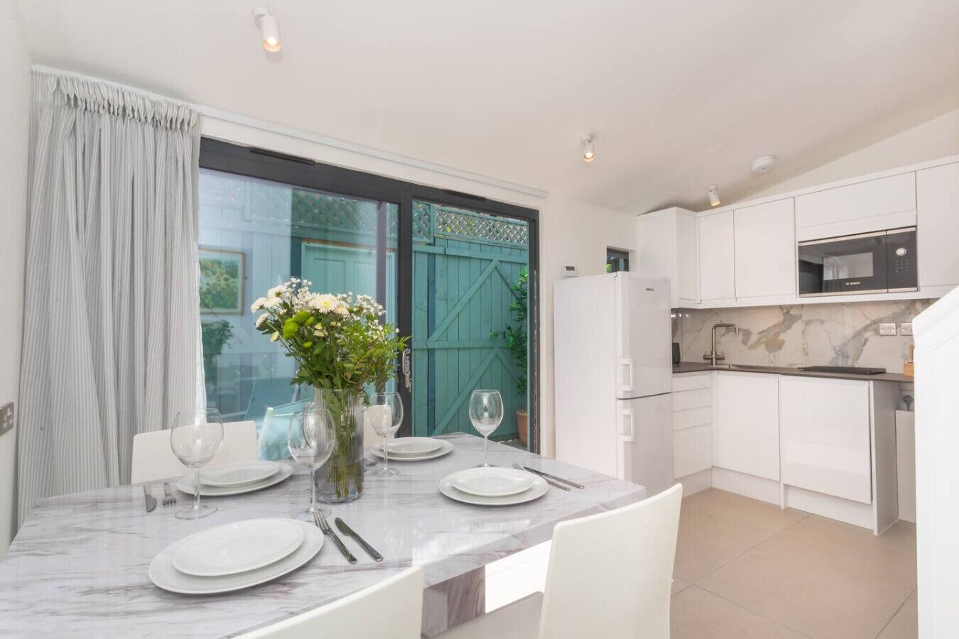 Kühlschrank, Mikrowelle, Wasserkocher mit Kaffee-/Teezubehör, Toaster