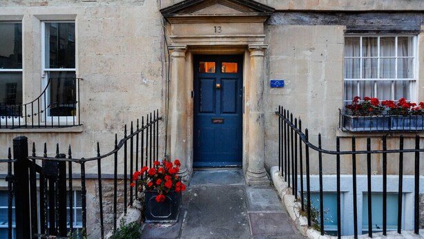 A building with a blue door, numbered 13, and a small garden with red flowers. - Georgian Apartment near Royal Crescent (Bath and North East Somerset)