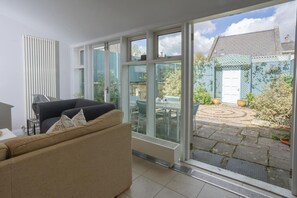 Living area - Art House ground and lower ground floor (Bathwick)