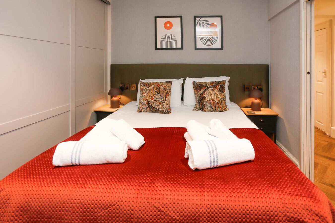 2 عدّة غرف نوم ومكتب ومكواة/لوح كي وسرير سفر