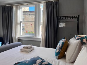 مكتب ومكواة/لوح كي وسرير سفر وواي فاي