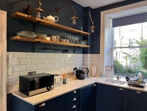 ثلاجة، ميكروويف، فرن، غسالة أطباق