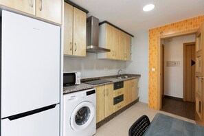 ثلاجة، ميكروويف، مستلزمات طهي/أطباق/أوعية، مائدة طعام