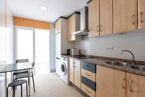 ثلاجة، ميكروويف، مستلزمات طهي/أطباق/أوعية، مائدة طعام