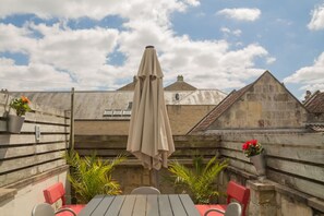 Outdoor dining - Sydney Wharf 3-Bedroom House (Bath)