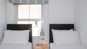 3 Schlafzimmer, Schreibtisch, Bügeleisen/Bügelbrett, Reisekinderbett