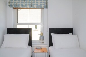 3 bedrooms, desk, iron/ironing board, travel cot - Sydney Wharf 3-Bedroom House (Bath)