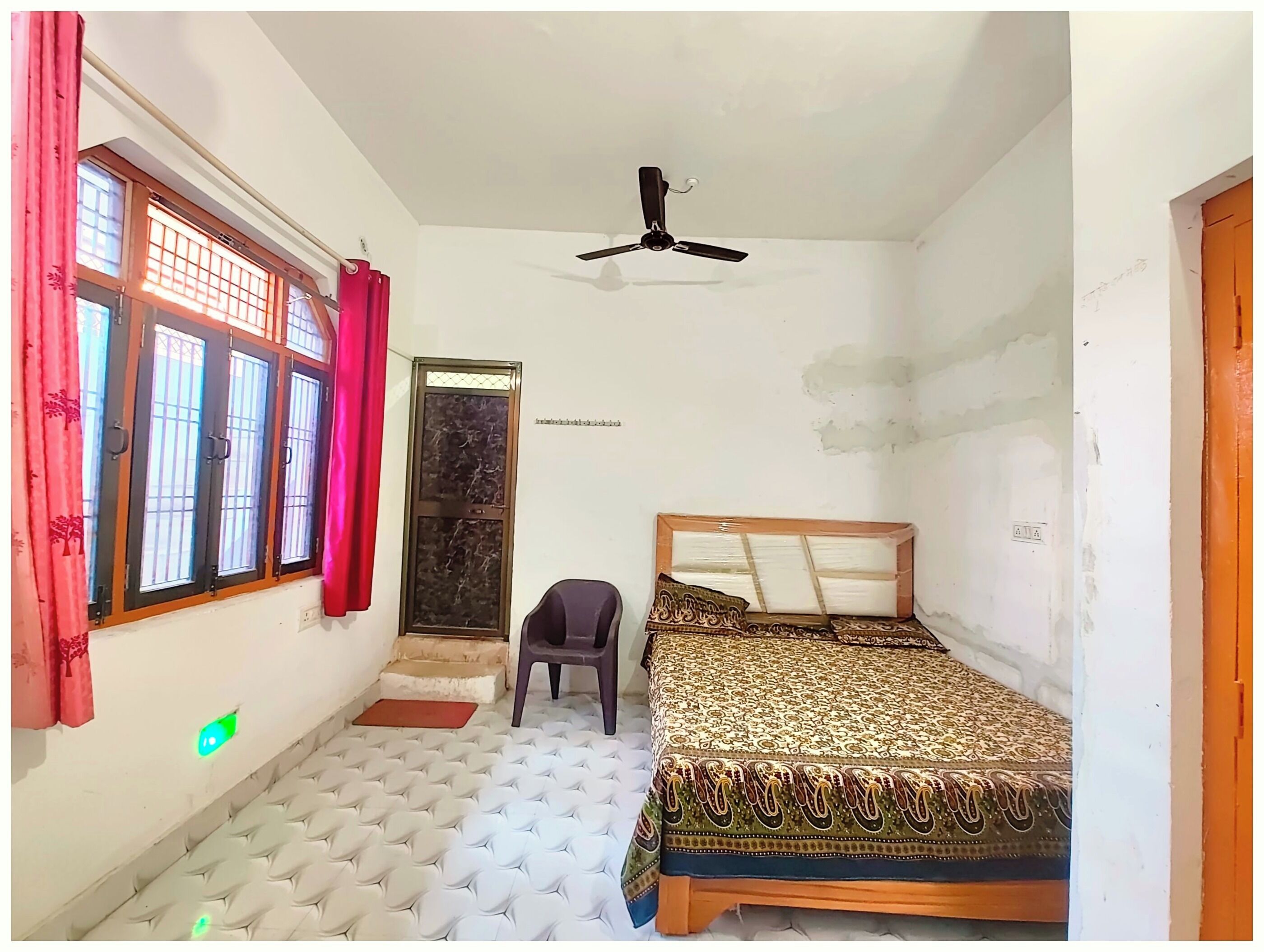 Ropa de cama hipoalergénica, escritorio y sistema de insonorización 