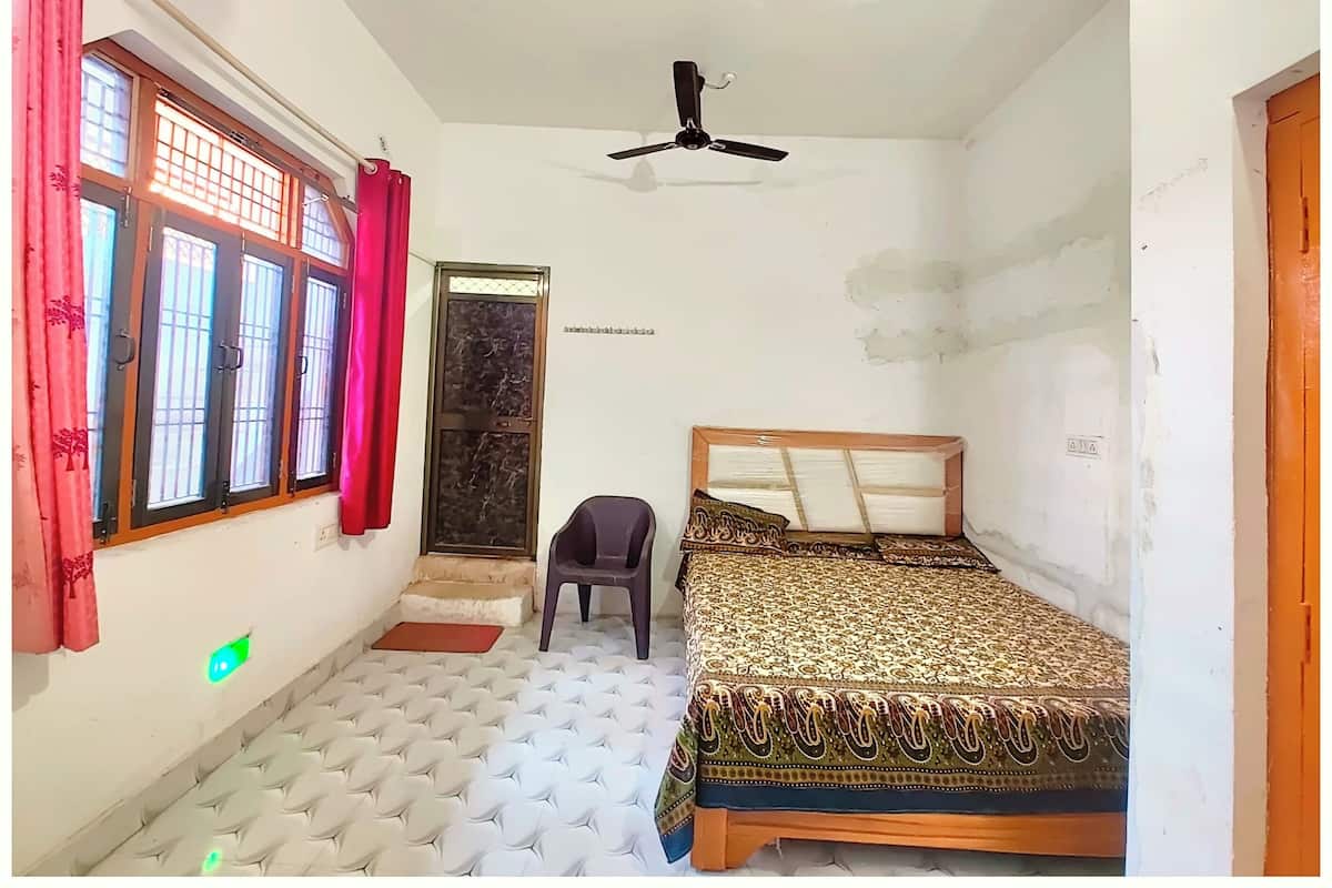 Hypo-allergenic bedding, desk, soundproofing, free WiFi