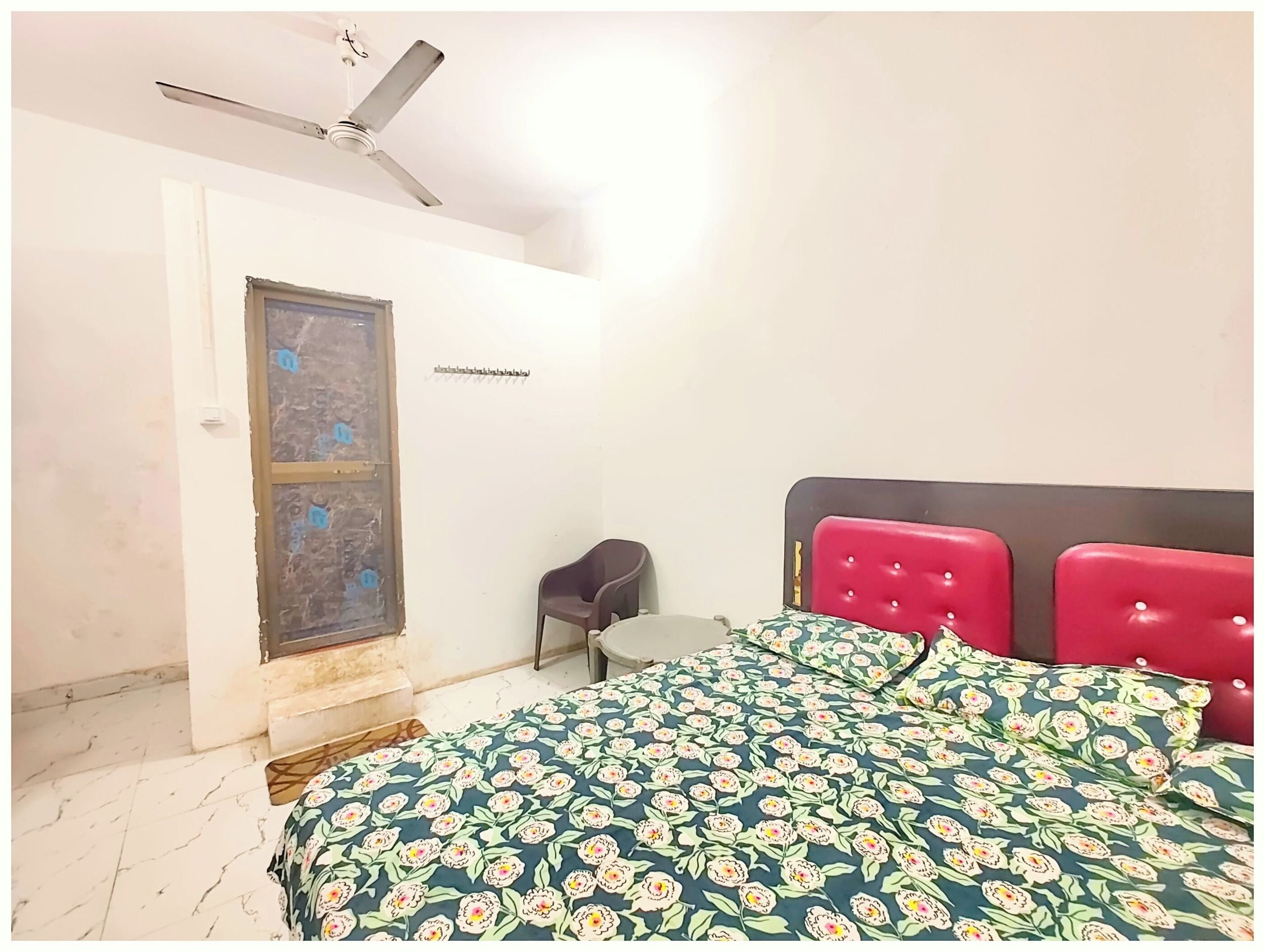 Ropa de cama hipoalergénica, escritorio y sistema de insonorización 