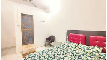 Hypo-allergenic bedding, desk, soundproofing, free WiFi