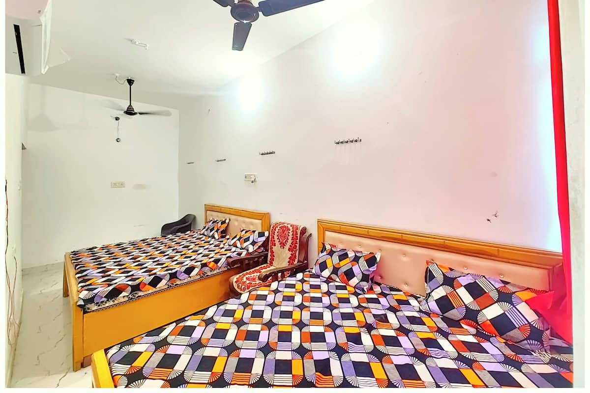 Deluxe Quadruple Room, Air conditioning | Hypo-allergenic bedding, desk, soundproofing, free WiFi