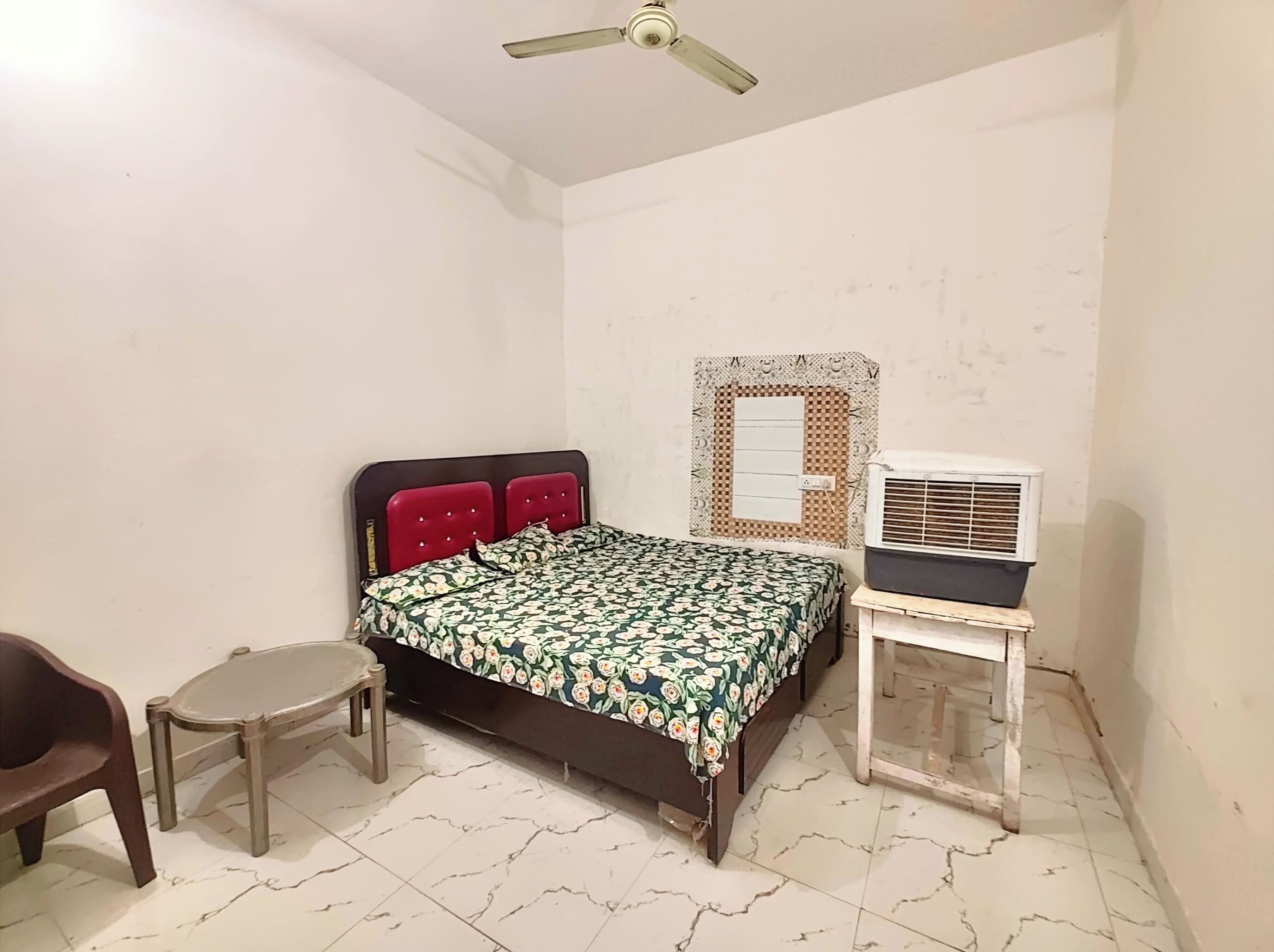 Roupas de cama antialérgicas, escrivaninha, quartos à prova de som