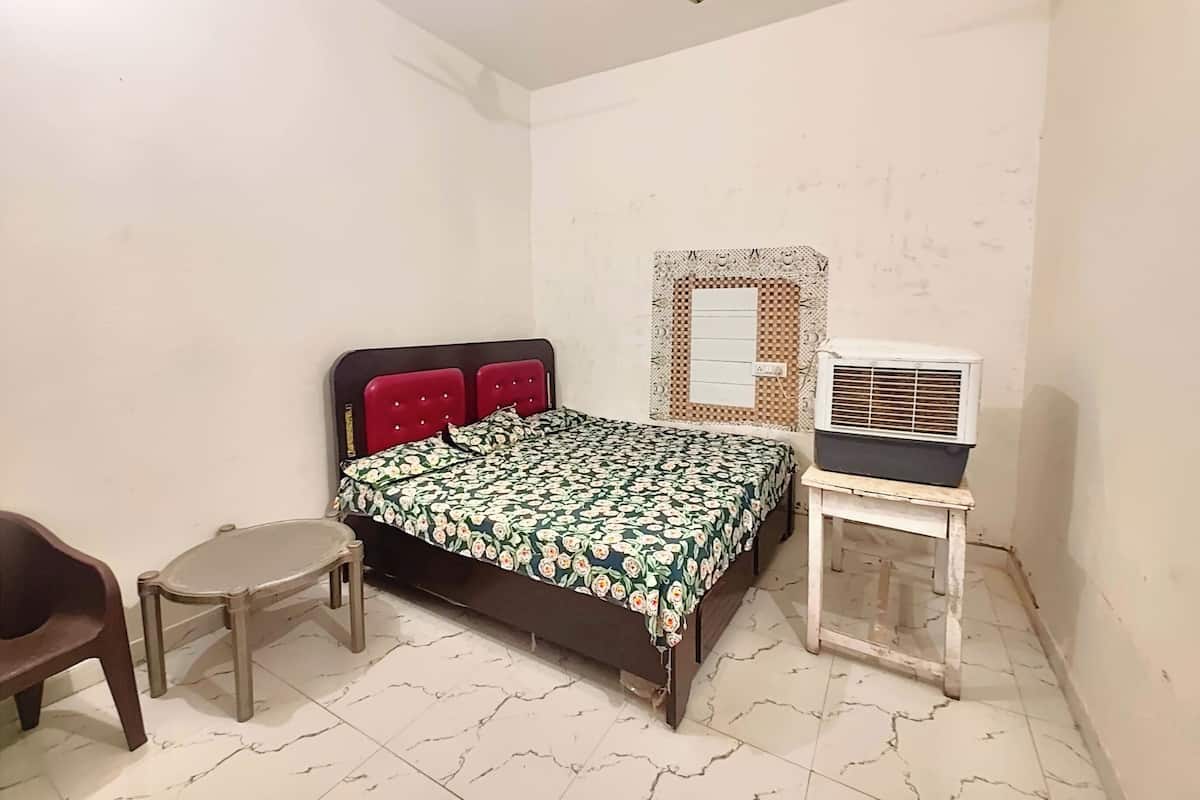 Hypo-allergenic bedding, desk, soundproofing, free WiFi