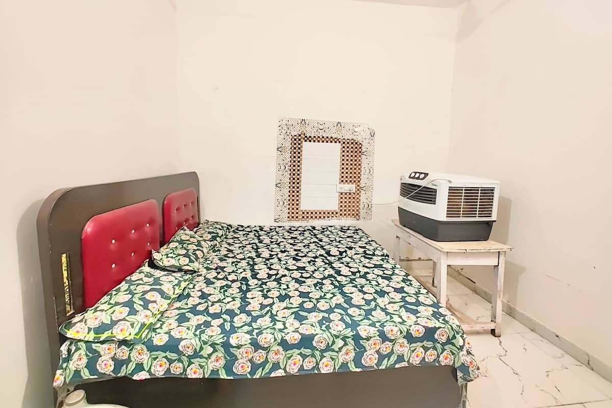 Hypo-allergenic bedding, desk, soundproofing, free WiFi