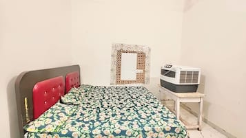 Hypo-allergenic bedding, desk, soundproofing, free WiFi