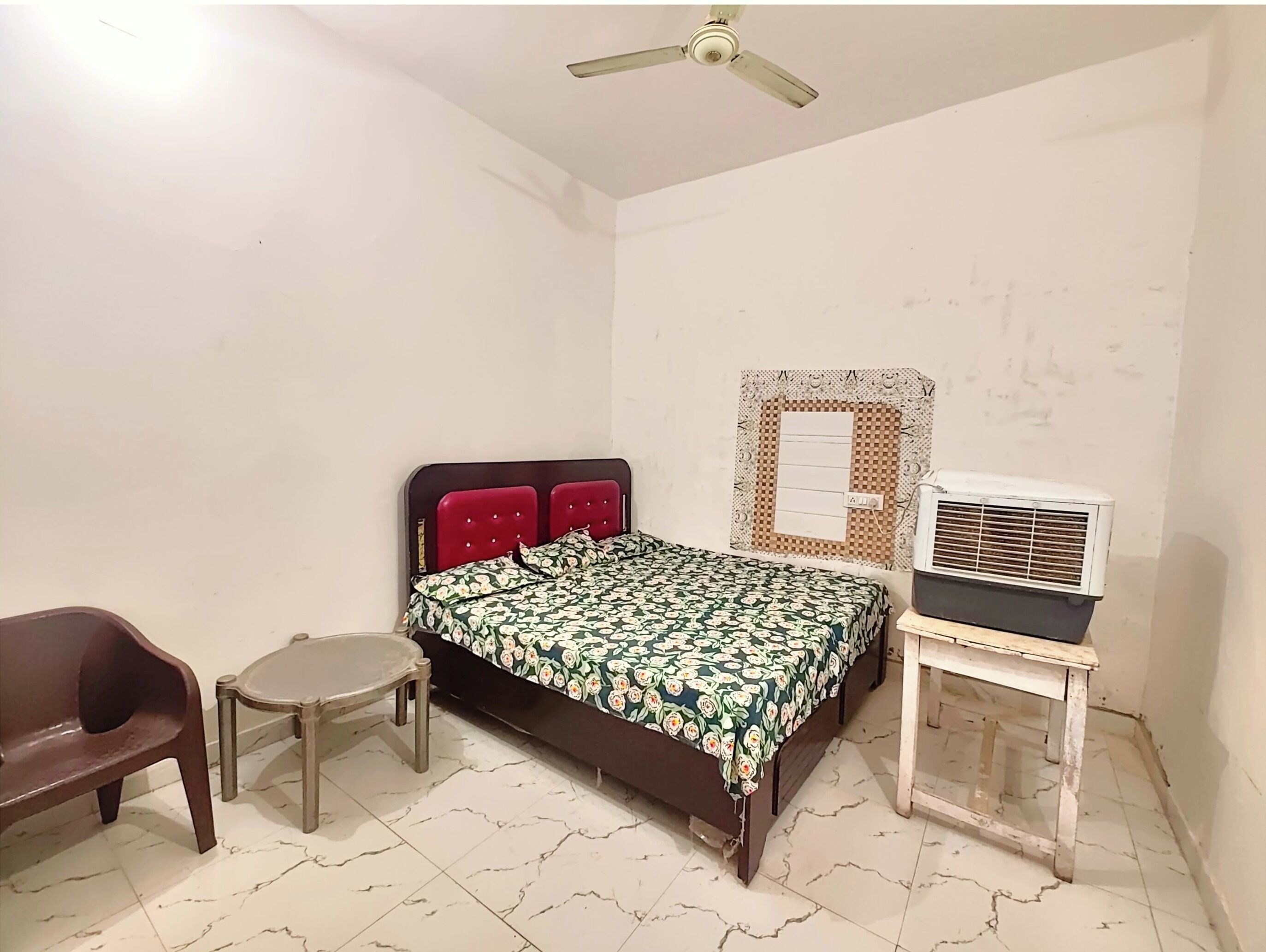 Roupas de cama antialérgicas, escrivaninha, quartos à prova de som