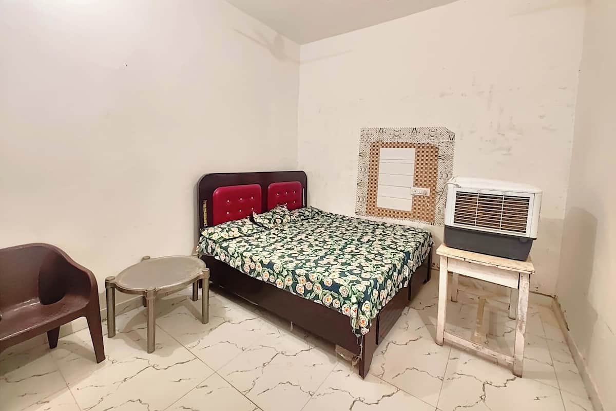 Hypo-allergenic bedding, desk, soundproofing, free WiFi