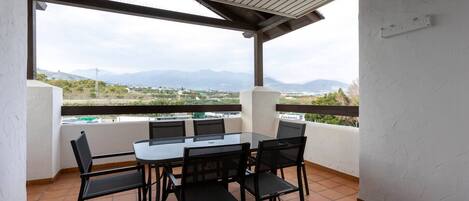 屋外ダイニングエリア