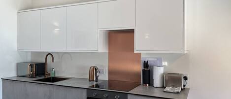 Réfrigérateur, micro-ondes, four, lave-vaisselle