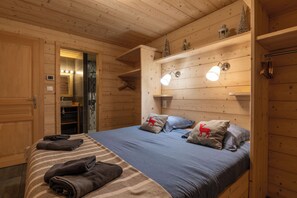 5 bedrooms, iron/ironing board, WiFi, bed sheets