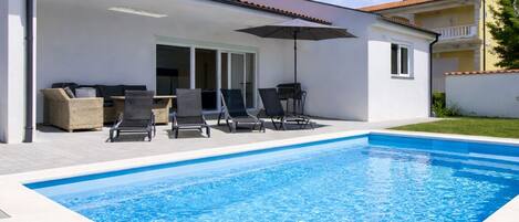 Una piscina al aire libre