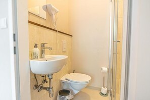 Shower, hair dryer, towels, soap - Chic Room with Private Bath | Mariahilferstraße (Vienna)